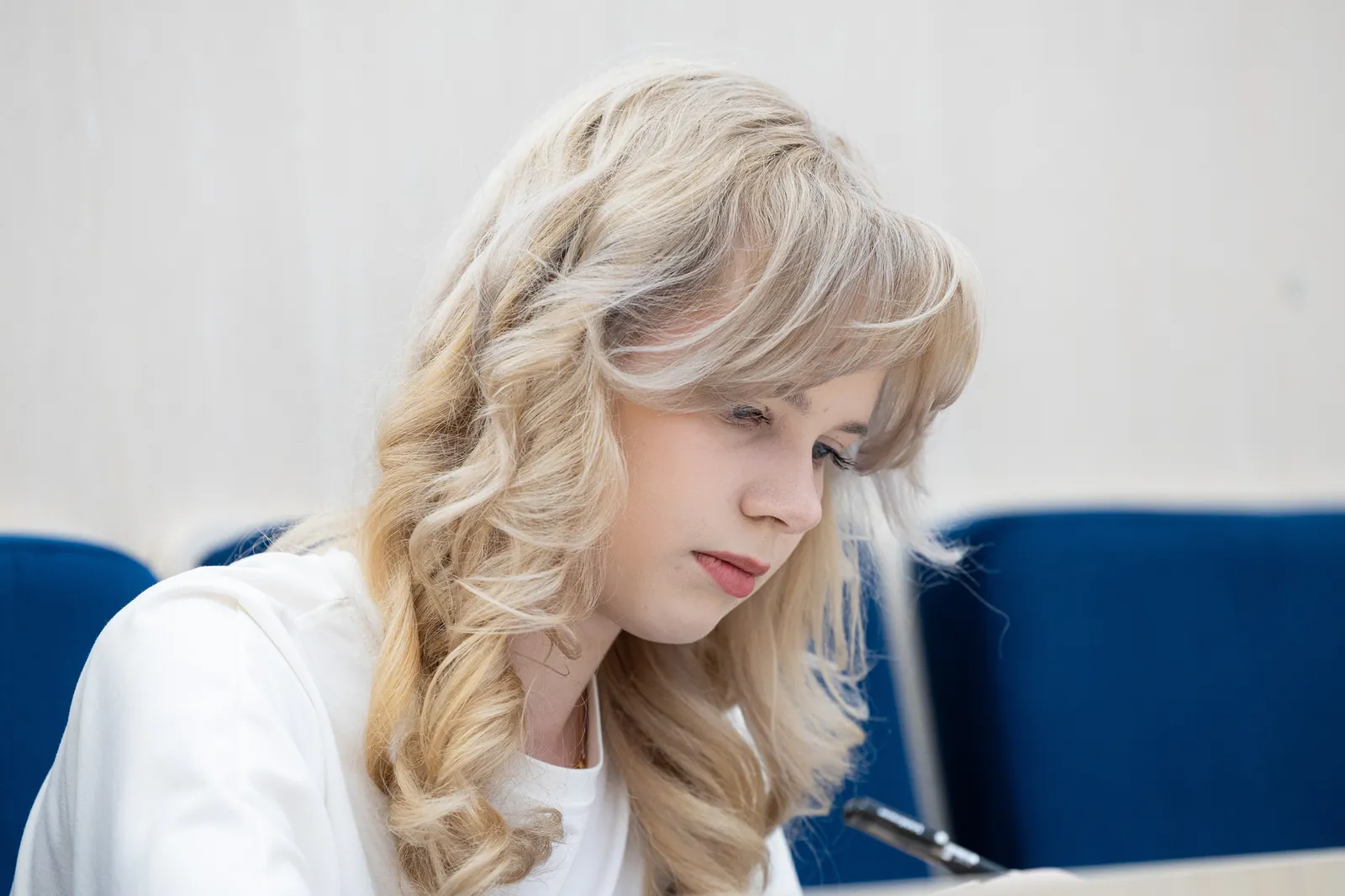 Участница сосредоточенно работает над заданием