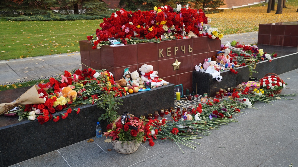 Какая трагедия произошла сегодня в москве. Трагедия в Александровском Пассаже. Возложение цветов Сталинград Александровский сад.