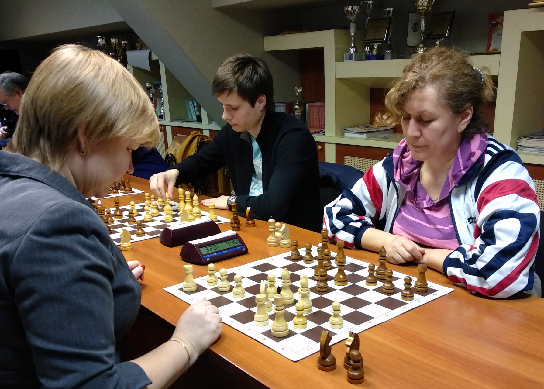 шахматы на пятерых. новгород шахматы победители. шахматисты казахстана дети фото с соревновании. вологда шахматный турнир. победители шахмат.