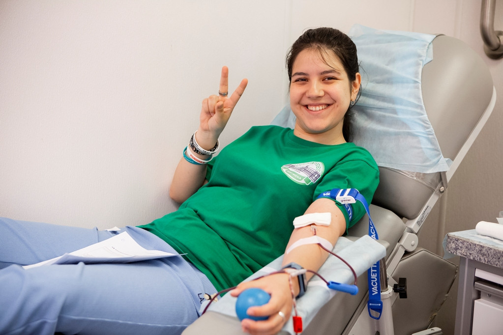 Спасая жизни отзывы. Сдача крови. День донора. Благотворительность донорство. Донорство крови.