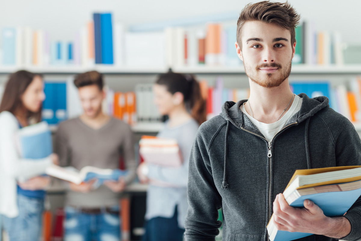 He a student now. Парень студент. Студенты улыбаются. Подросток с учебниками. Портрет студента.